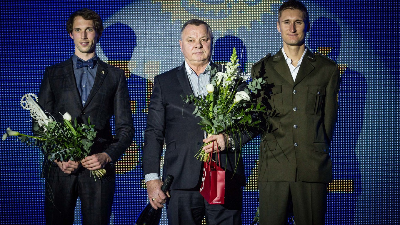 Na snímke uprostred Ľubomír Sagan, otec slovenského cyklistu Petra Sagana, prebral ocenenie za najlepšieho cestného cyklistu Slovenska, druhý v poradí skončil Jozef Metelka (vľavo) a tretí v poradí Patrik Tybor.