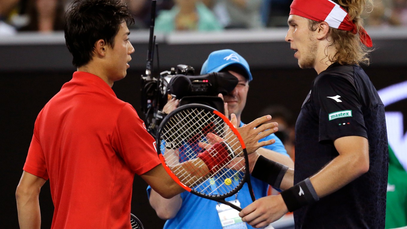Lukáš Lacko (vpravo) si podáva ruku s Keiom Nišikorim po prehranom zápase tretieho kola Australian Open.