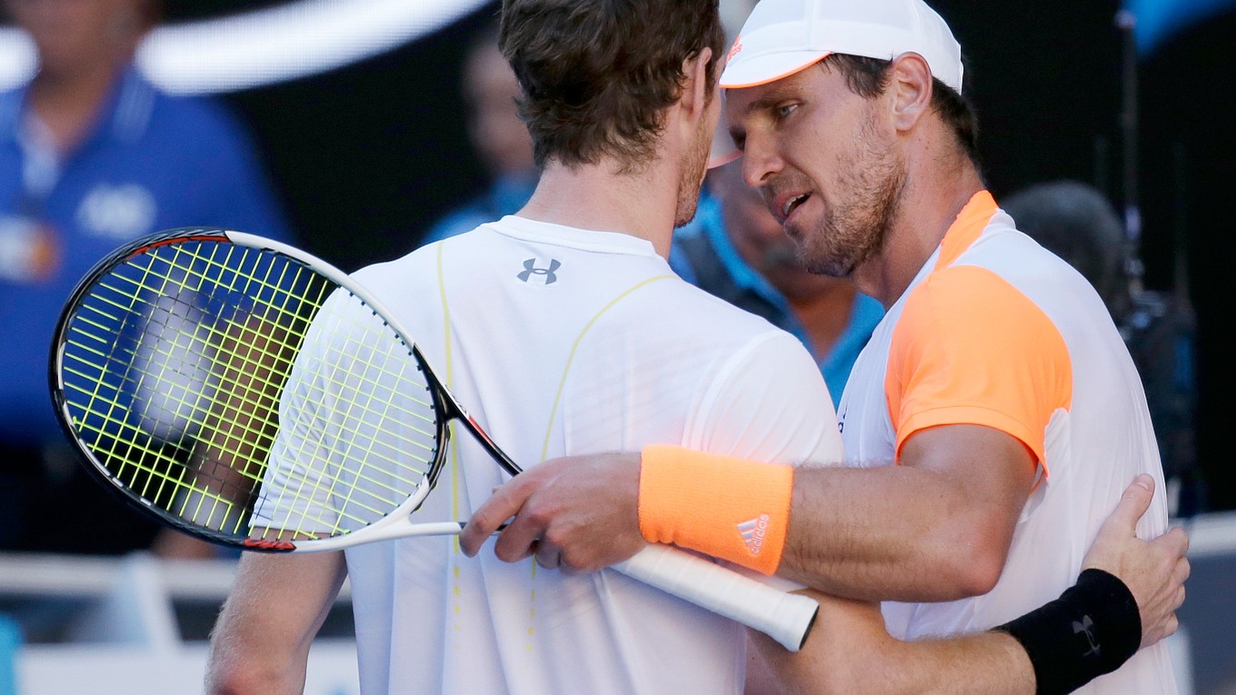 Andy Murray (vľavo) blahoželá Mischovi Zverevovi k víťazstvu.