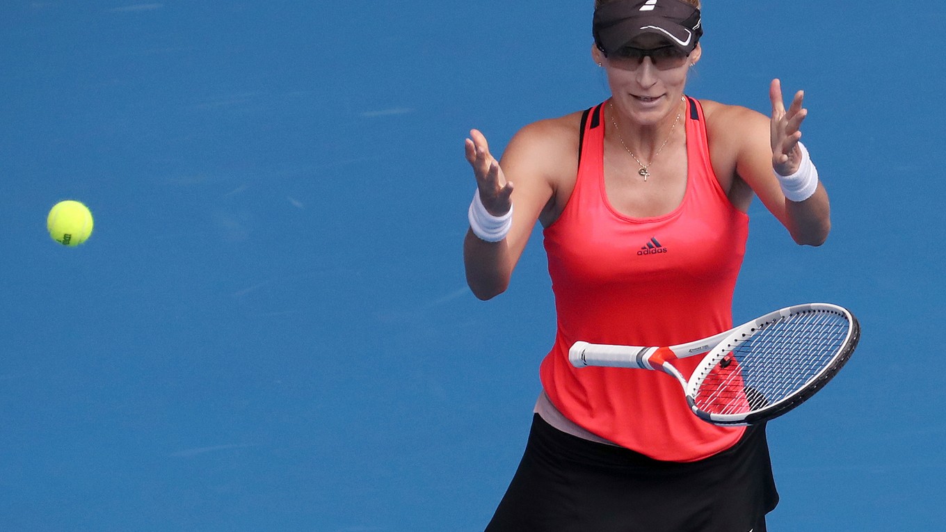 Po prvý raz si singlové štvrťfinále v Melbourne zahrá Chorvátka Mirjana Lučičová-Barroniová po triumfe 6:4, 6:2 nad Američankou Jennifer Bradyovou.