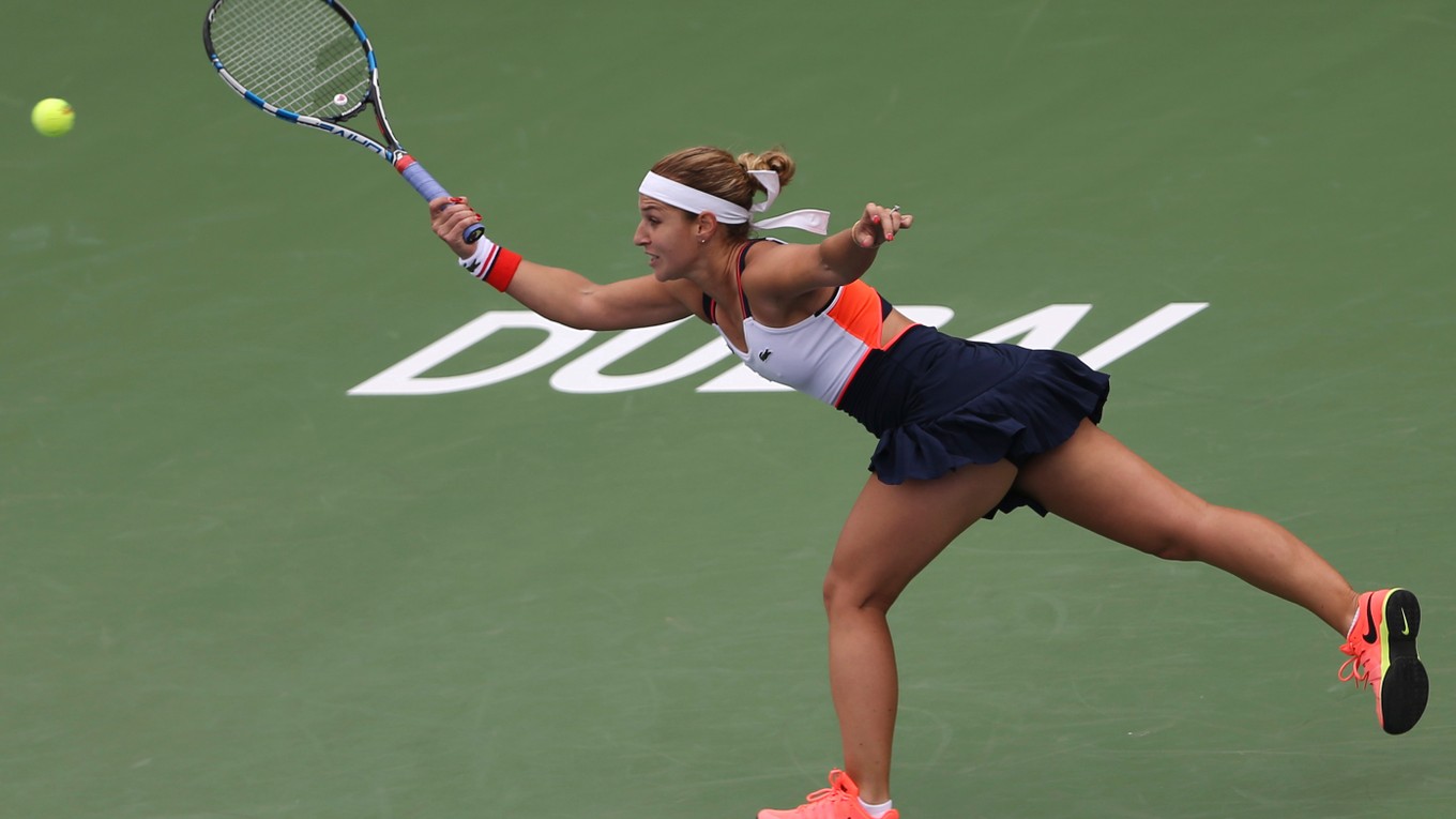 Slovenská tenistka Dominika Cibulková odvracia loptičku Ruske Jekaterine Makarovovej v zápase 2. kola turnaja WTA v Dubaji.