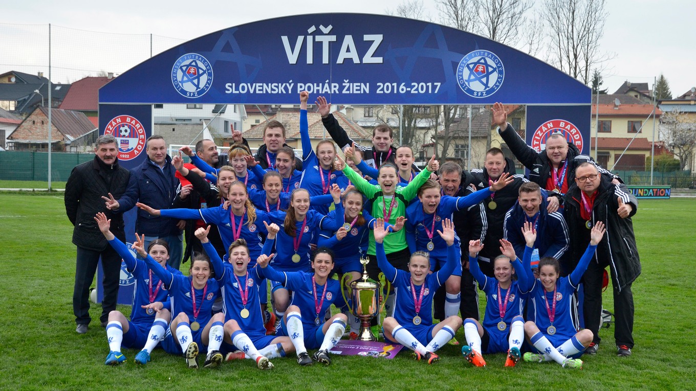 Hráčky Bardejova sa radujú z triumfu v Slovenskom pohári.