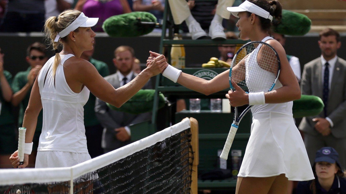 Angelique Kerberová (vľavo) nestačila v osemfinále Wimbledonu na Garbine Muguruzovú-Blancovú.