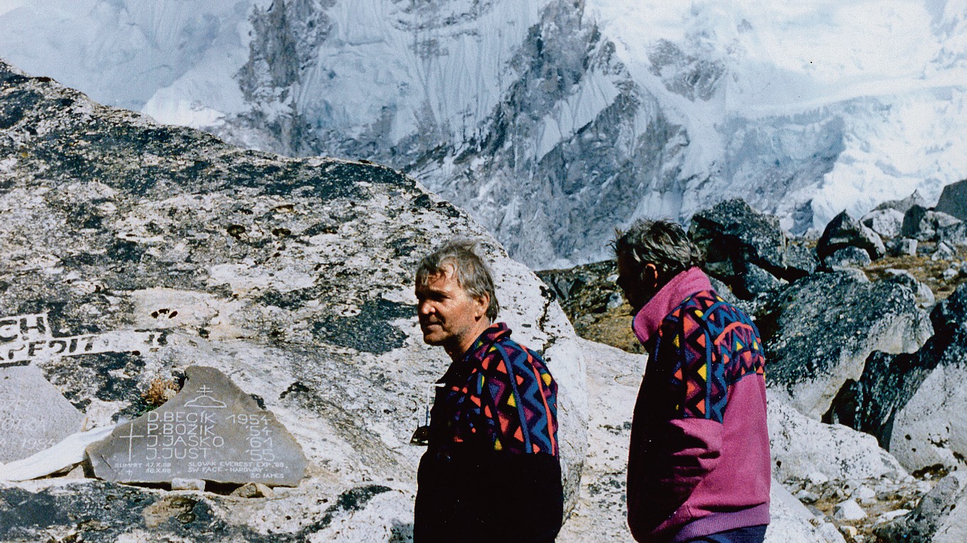 Jaroslav Oršula a Ivan Fiala pri pamätnej tabuli pod Everestom venovanej štvorici slovenských horolezcov. 