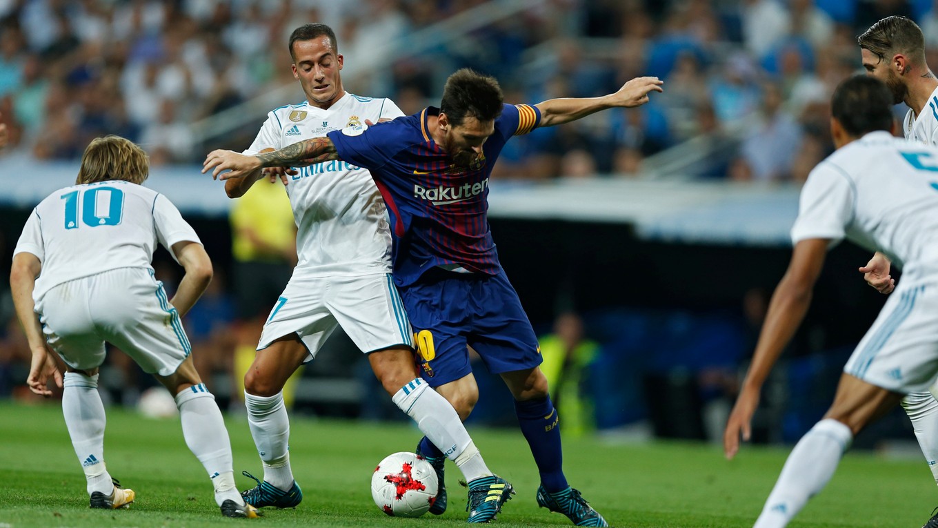 Lionel Messi prichádza o loptu v súboji s Lucasom Vazquezom.