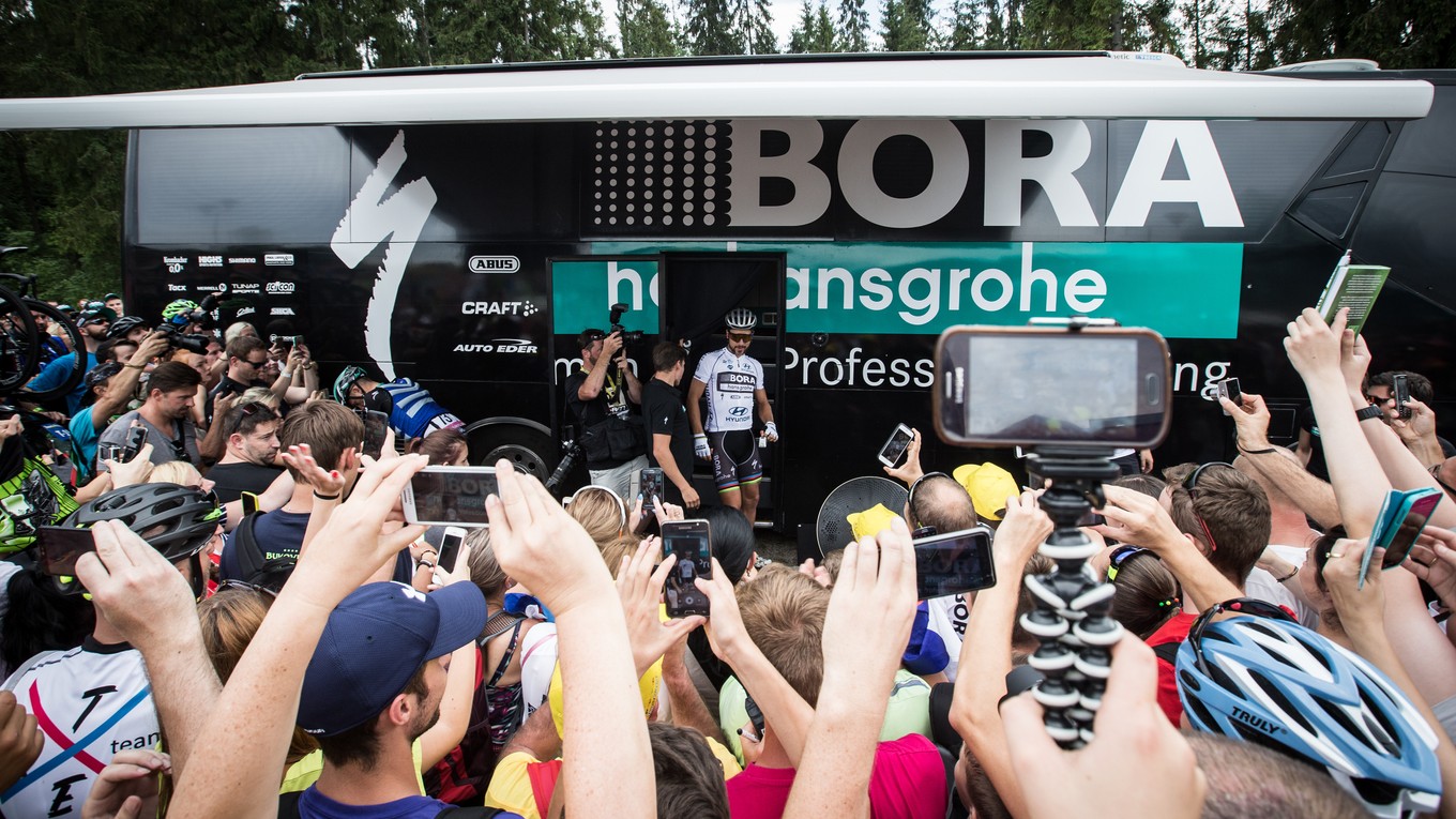 Fanúšikokvia Petra Sagana čakajú pred autobusom tímu Bora Hansgrohe pred siedmou etapy pretekov Okolo Poľska 2017.