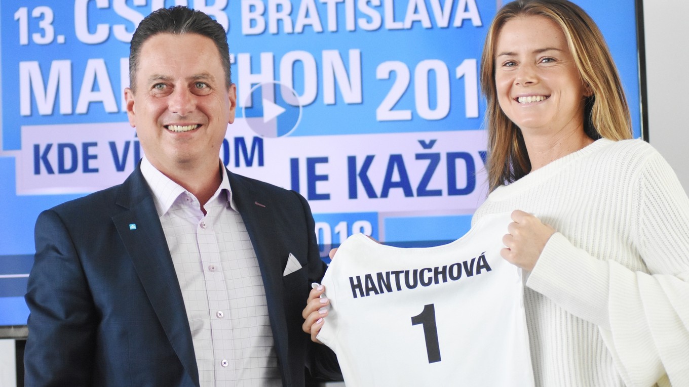 Zľava: Generálny riaditeľ a predseda predstavenstva ČSOB Daniel Kollár a ambasádorka 13. ročníka podujatia ČSOB Bratislava Marathon Daniela Hantuchová držiac špeciálny dres s číslom 1 počas spustenia registrácie na ČSOB Bratislava Marathon 2018.