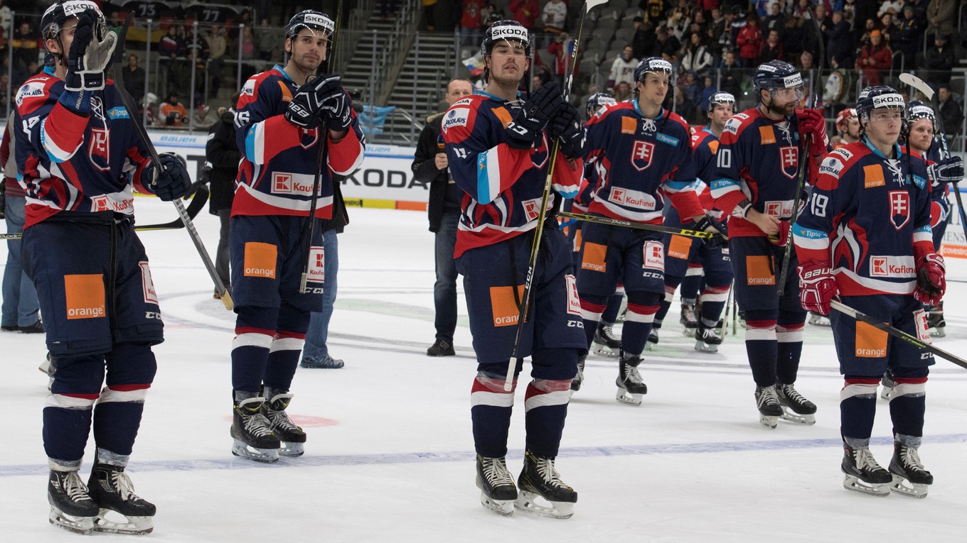 Slovenskí hokejisti ďakujú divákom po stretnutí hokejového turnaja Nemecký pohár Slovensko - Rusko. 
