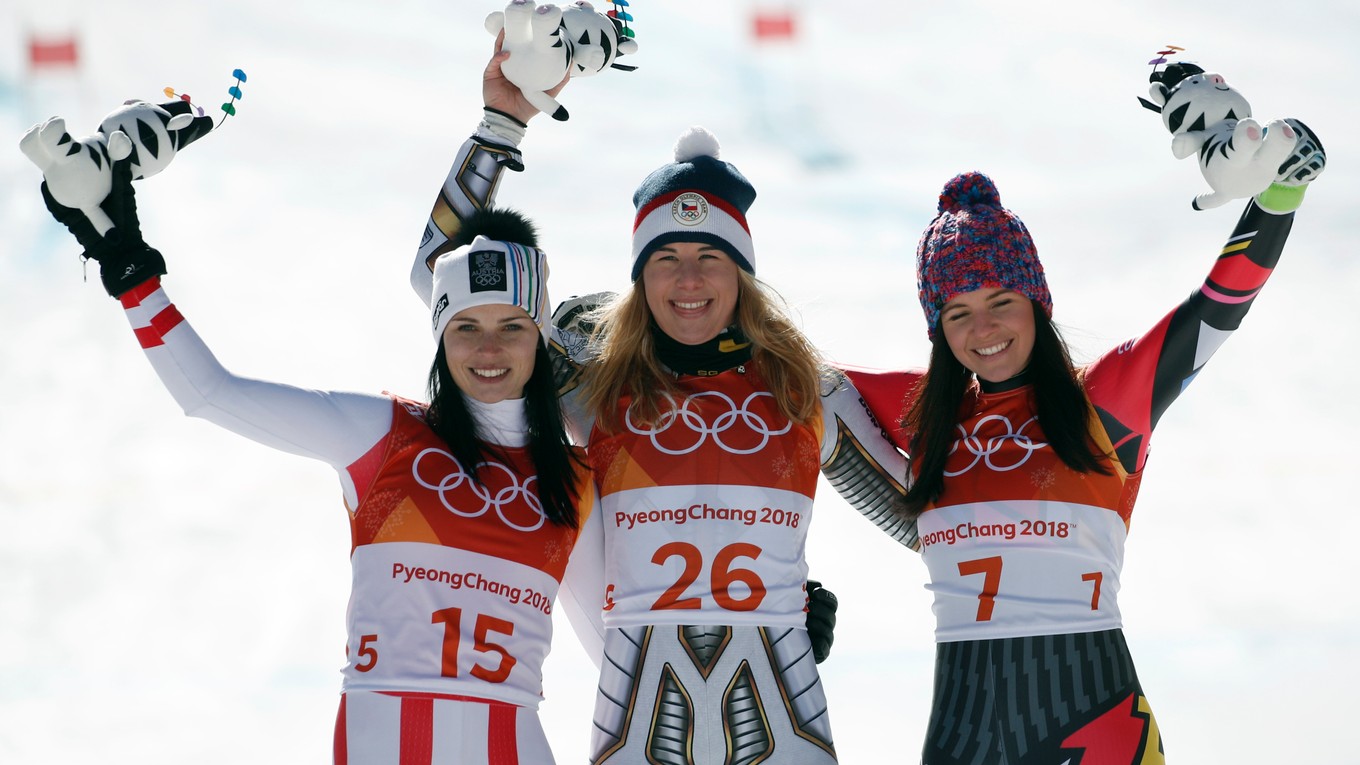 Ester Ledecká (uprostred), vľavo druhý Anna Veithová a vpravo tretia Tina Weiratherová.