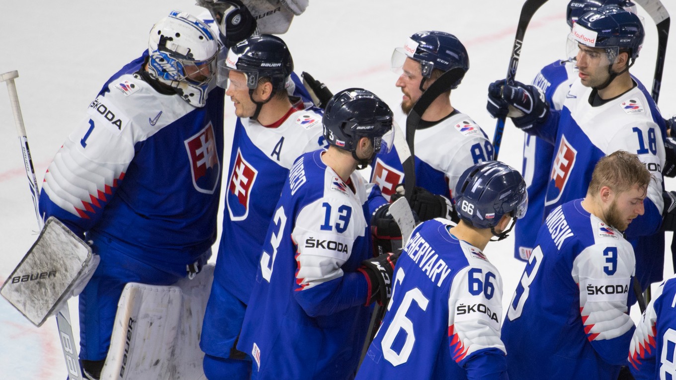 Slovenskí hokejisti sa radujú z víťazstva nad Francúzskom.