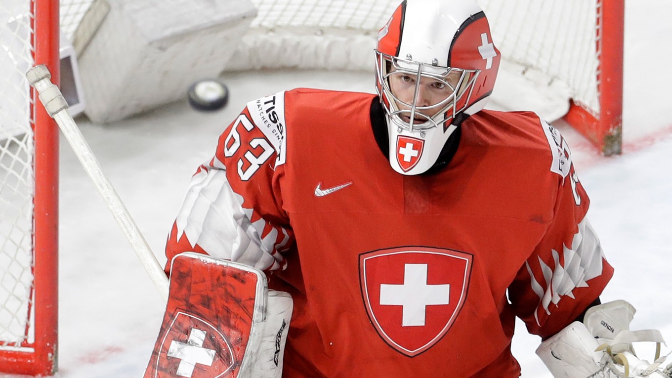 Švajčiarsky brankár Leonardo Genoni chytal v play off MS v hokeji parádne.