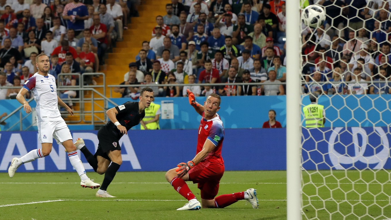 Chorvát Ivan Perišič strieľa rozhodujúci gól zápasu.