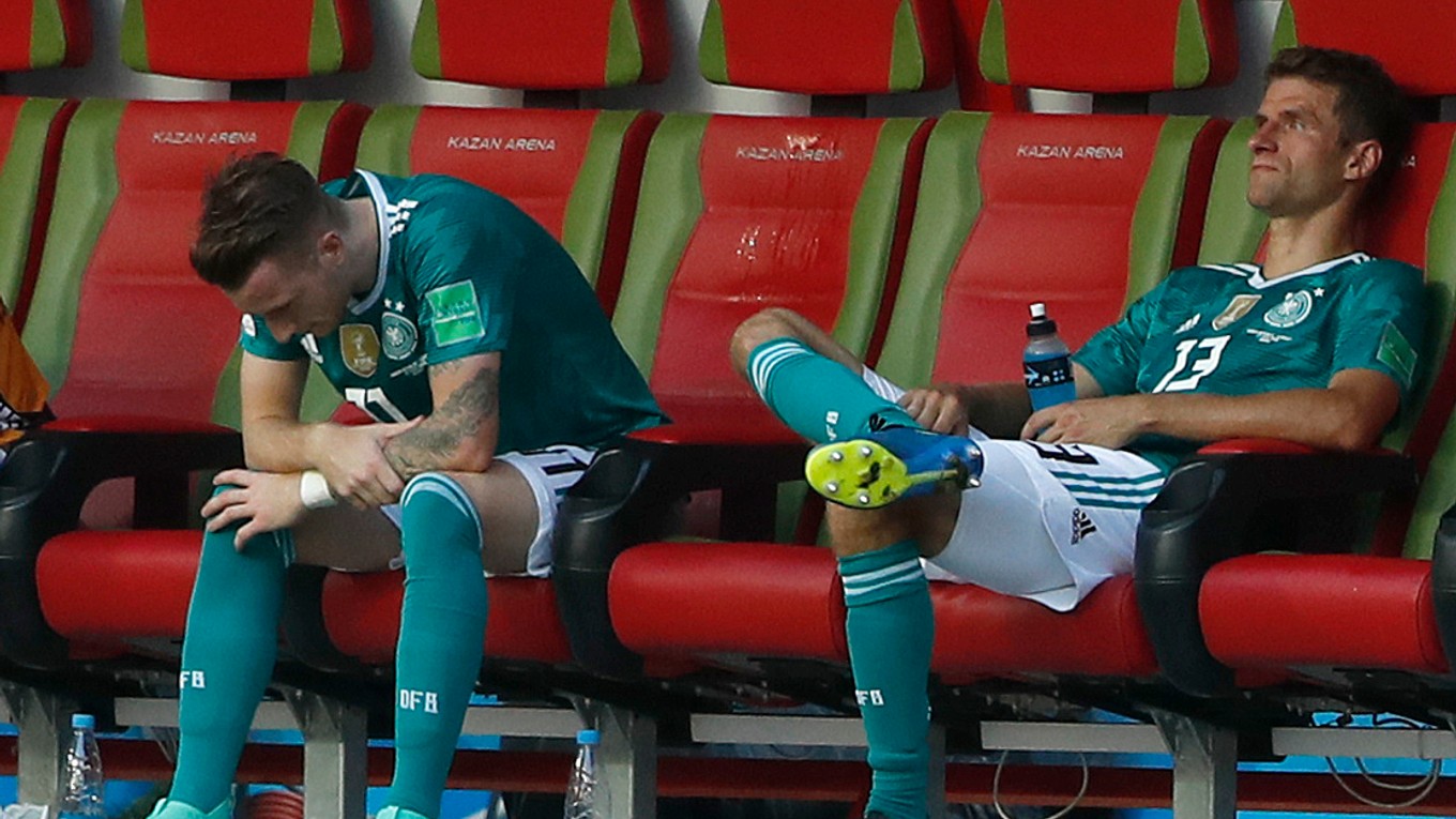 Marco Reus (vľavo) a Thomas Müller po vypadnutí svojho tímu.