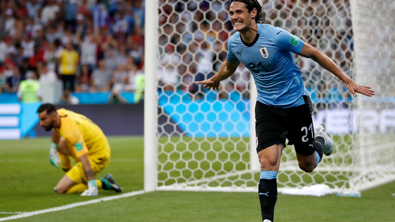 Uruguajčan Edinson Cavani sa raduje po svojom góle na 1:0.