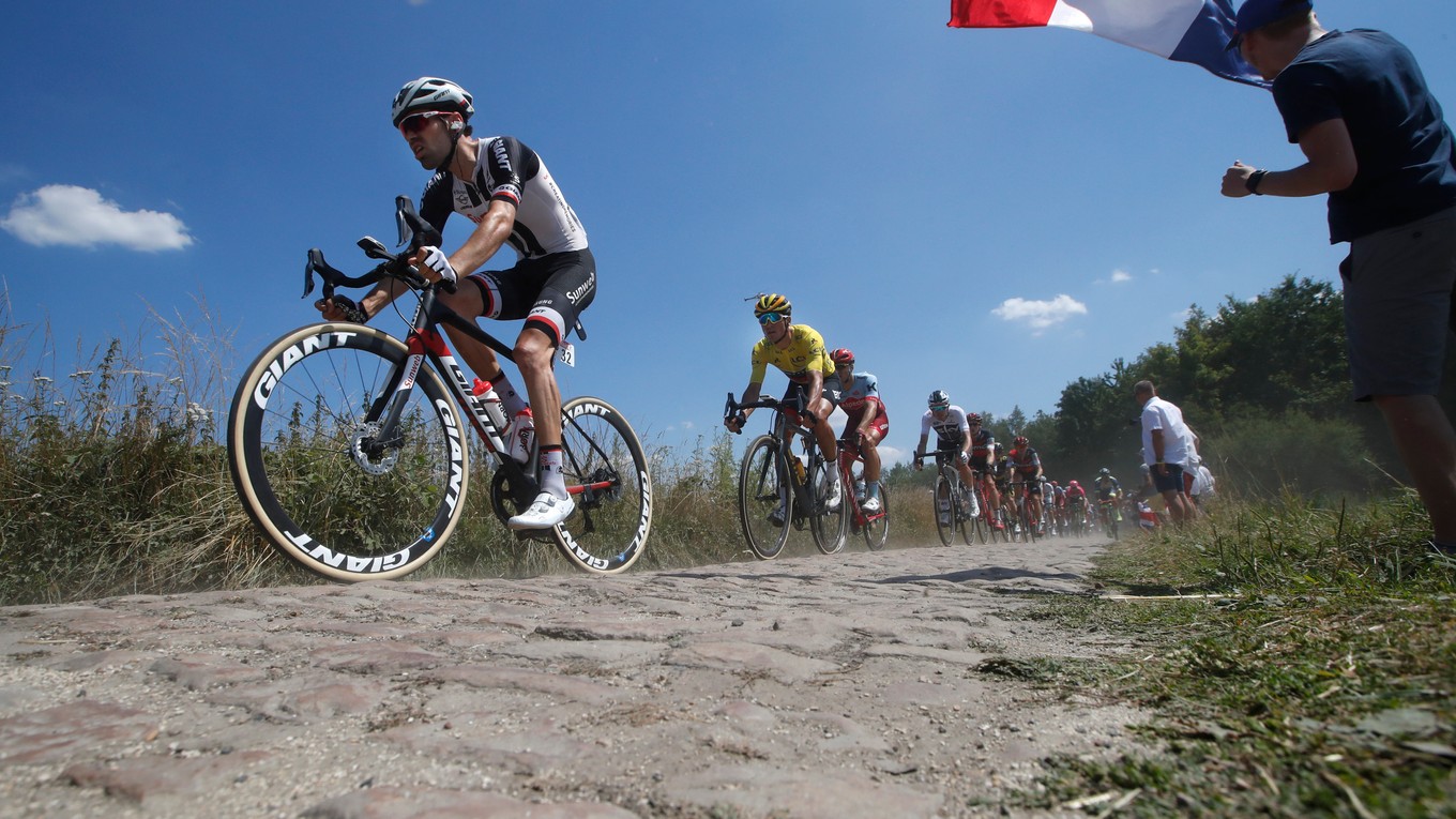 Cyklisti bojujú na trase 9. etapy Tour de France 2018 z Arras do Roubaix.