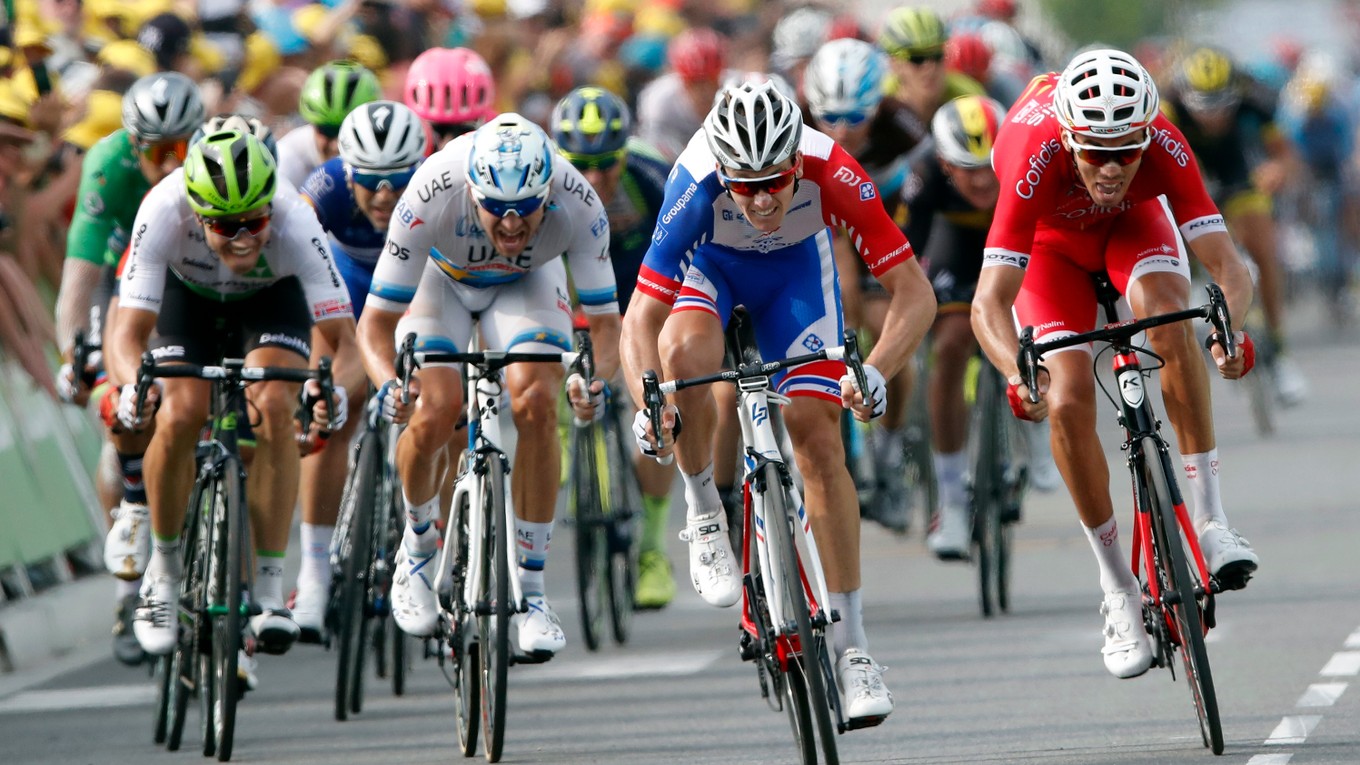 Osemnástu etapu na Tour de France 2018 ovládol Arnaud Démare (druhý sprava)
