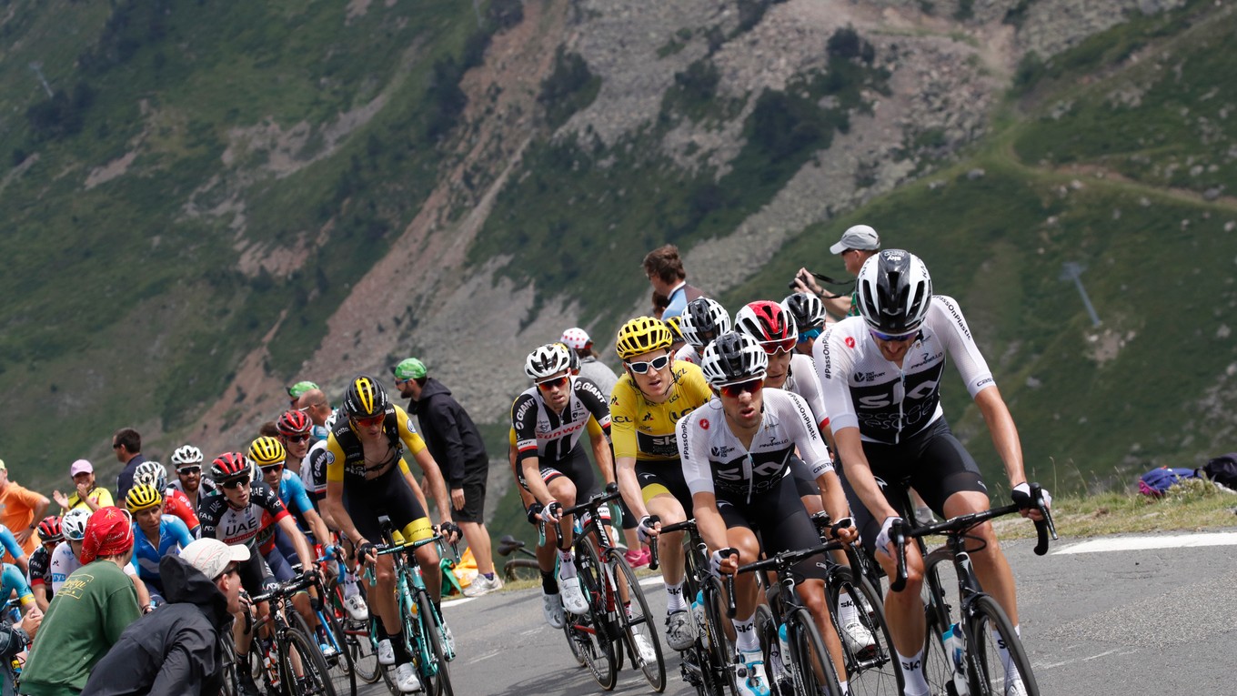 Brit Geraint Thomas (v žltom), ktorý je priebežným lídrom cekovej klasifikácie a Holanďan Tom Dumoulin (vľavo) počas výstupu na Col du Tourmalet.
