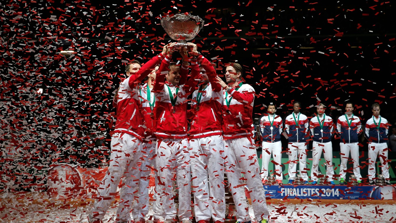Švajčiarski tenisti sa tešia z triumfu v Davisovom pohári v roku 2014. 
