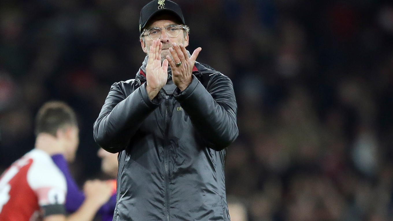 Tréner Liverpoolu Jürgen Klopp tlieska fanúšikom po zápase.