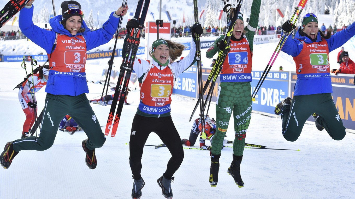 Talianske biatlonistky sa radujú z víťazstva, zľava Lisa Vittozziová, Dorothea Wiererová, Federica Sanfilippová a Alexia Runggaldierová.