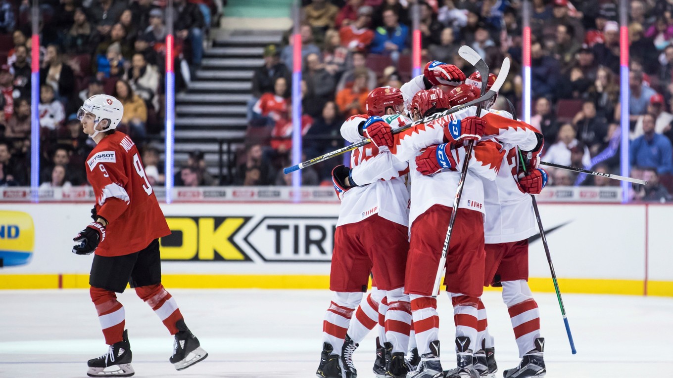 Ruskí hokejisti oslavujú triumf.