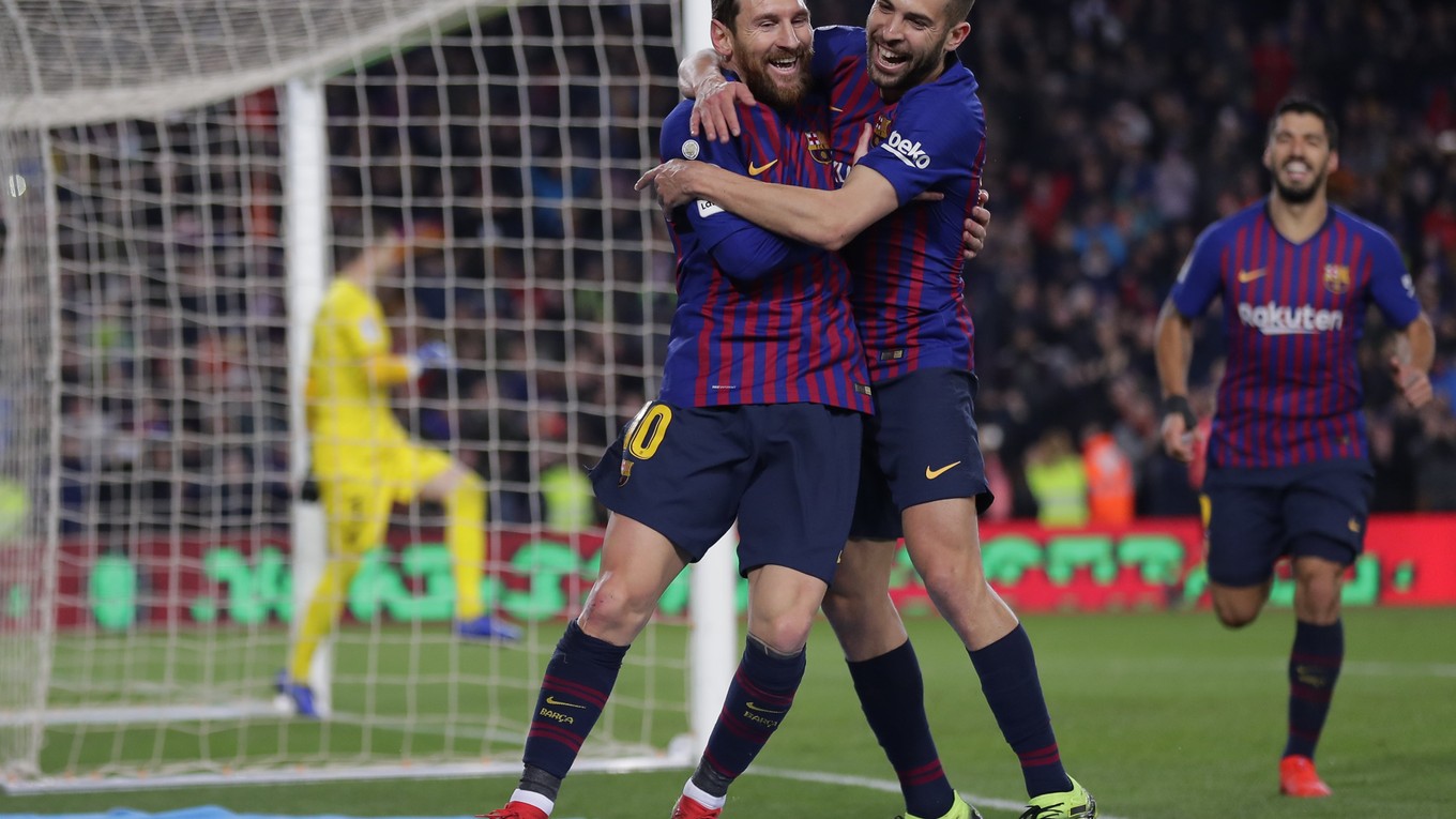 Lionel Messi (vľavo) sa teší s Jordim Albom - ilustračná fotografia.