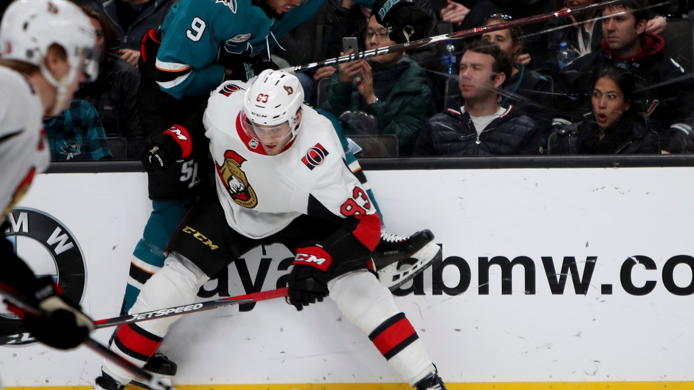 Slovenský obranca Christián Jaroš (83) z Ottawy Senators a Evander Kane zo San Jose Sharks počas zápasu zámorskej NHL 12. januára 2019 v San Jose.