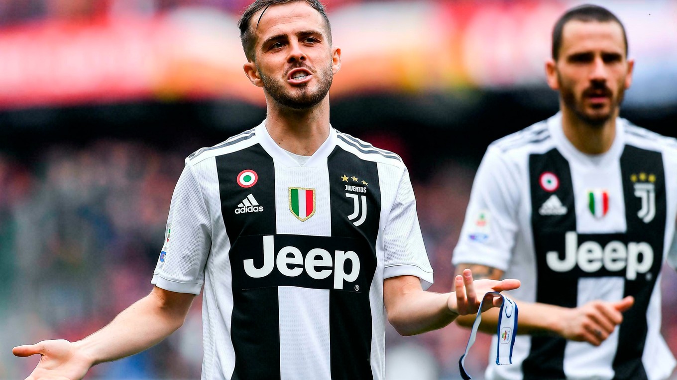 Miralem Pjanic (vľavo) ešte v drese Juventusu Turín.