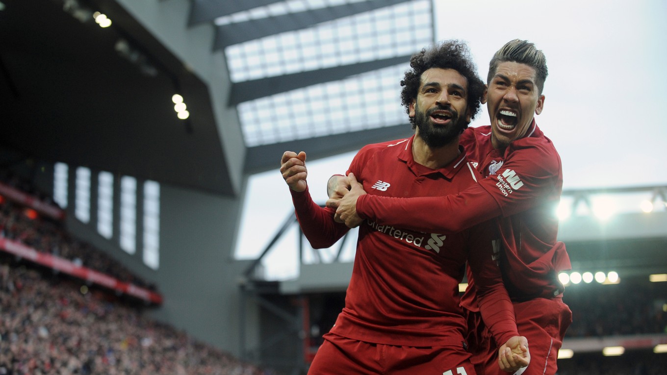 Mohamed Salah (vľavo) oslavuje gól proti Tottenhame so spoluhráčom Robertom Firminom.