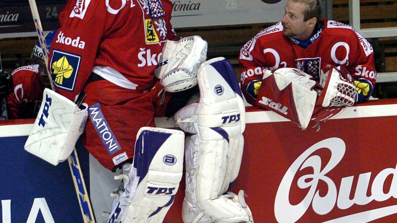 Adam Svoboda (vpravo) sa rozpráva s Romanom Čechmánkom počas prípravného hokejového zápasu medzi Českom a Slovenskom 13. apríla 2007 v Brne.