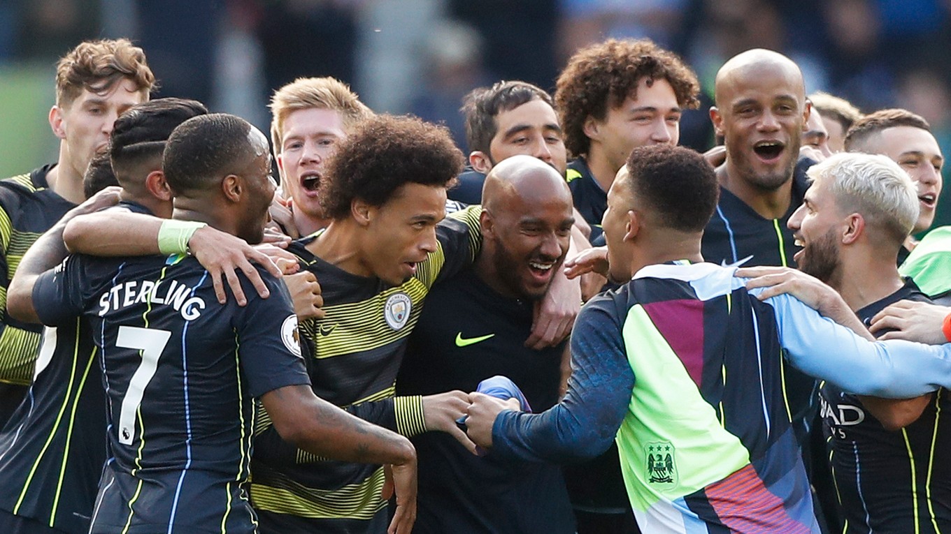 Futbalisti Manchestru City oslavujú obhajobu titulu v anglickej Premier League.
