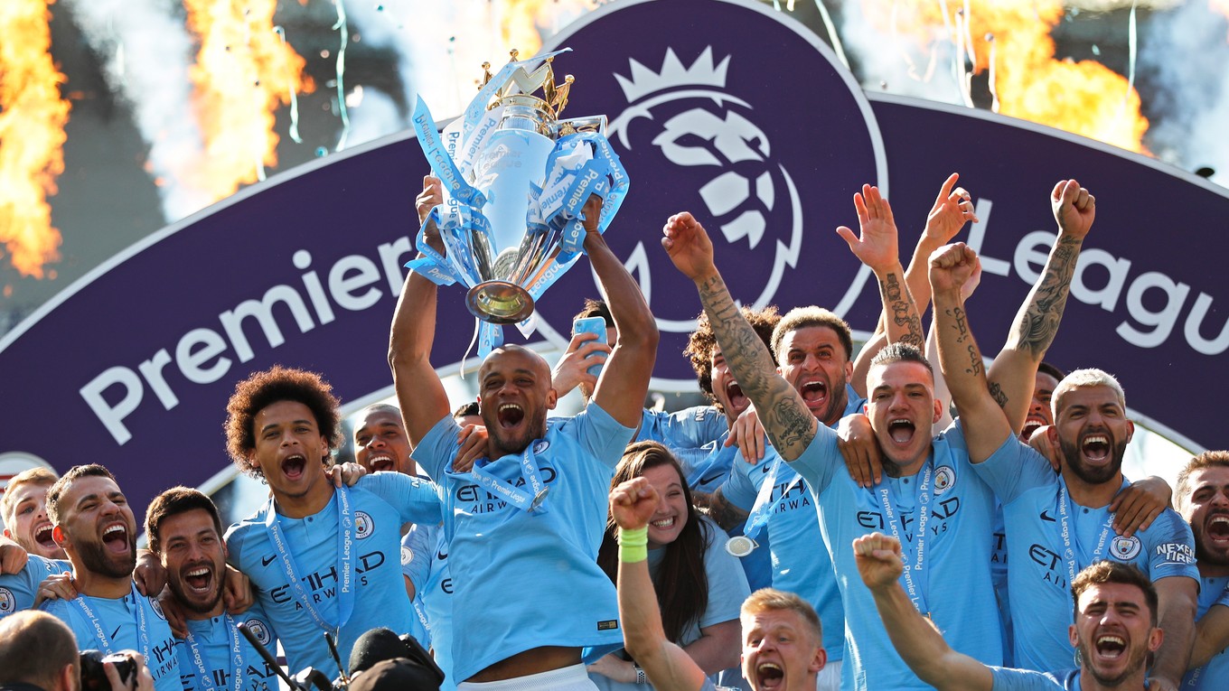 Futbalisti Manchestru City oslavujú titul v Premier League 2018/2019.