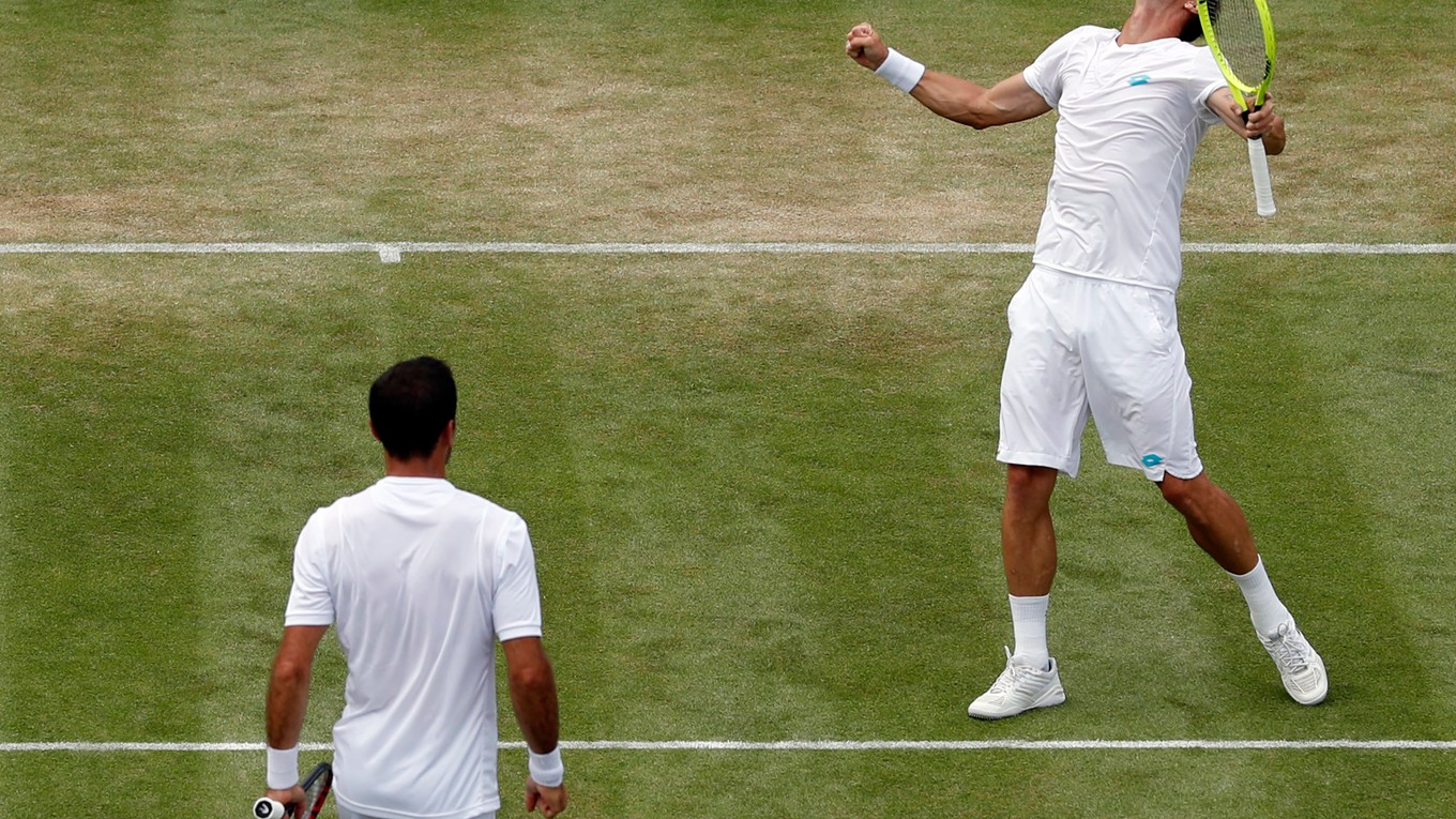 Filip Polášek (vpravo) a Ivan Dodig na Wimbledone 2019.