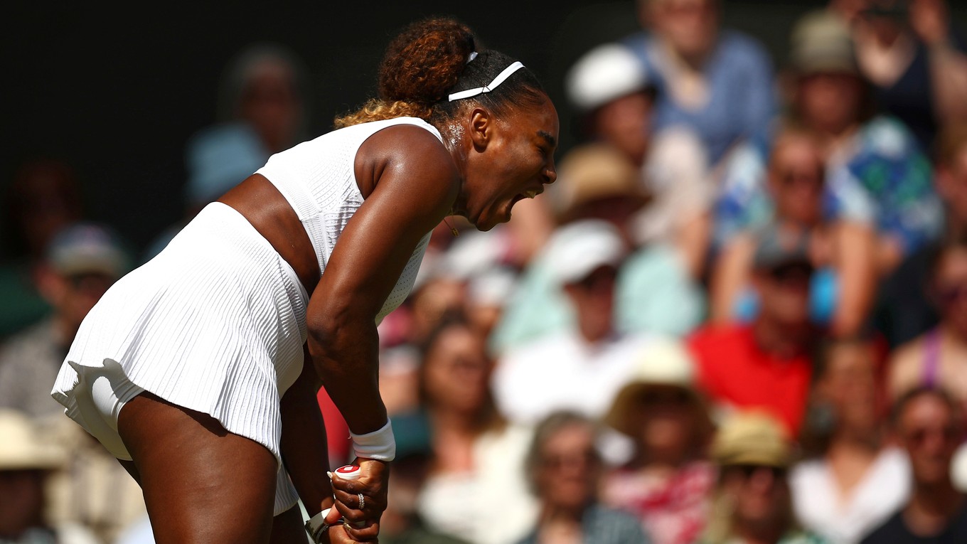 Serena Williamsová v semifinále Wimbledonu 2019 proti Barbore Strýcovej.
