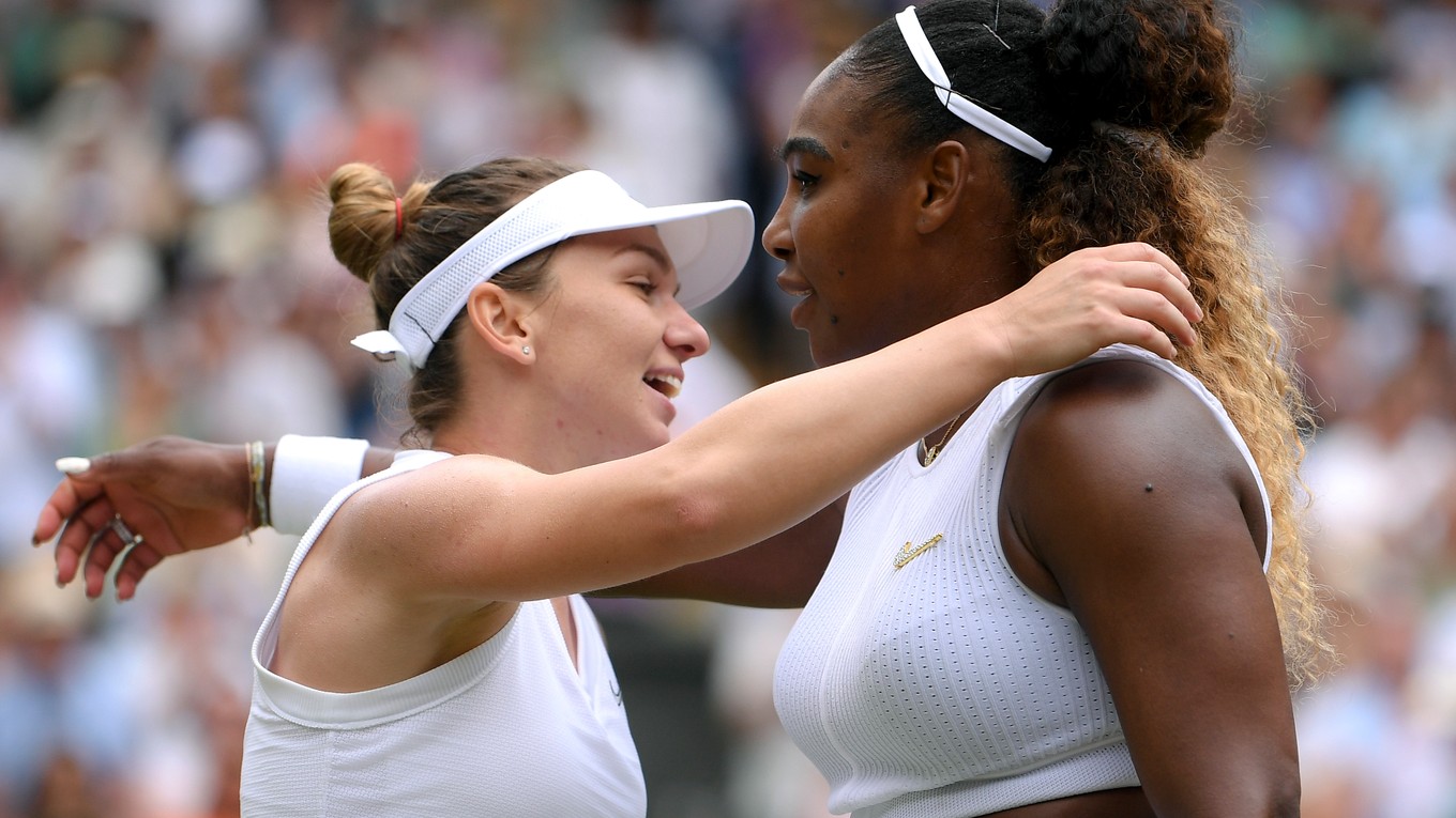 Simona Halepová (vľavo) sa objíma so Serenou Williamsovou po finále Wimbledonu.
