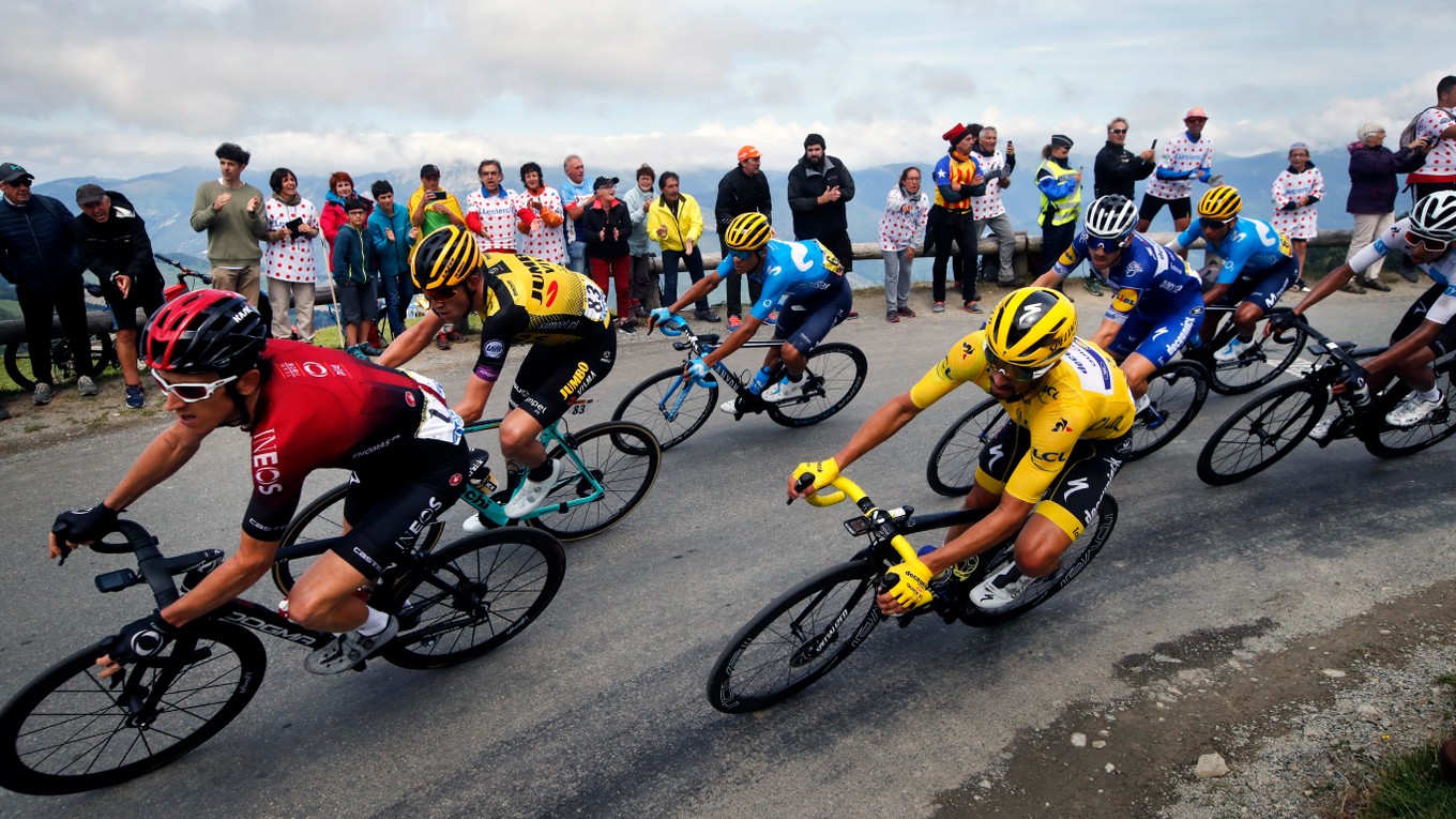 Cyklisti počas etapy Tour de France 2019.