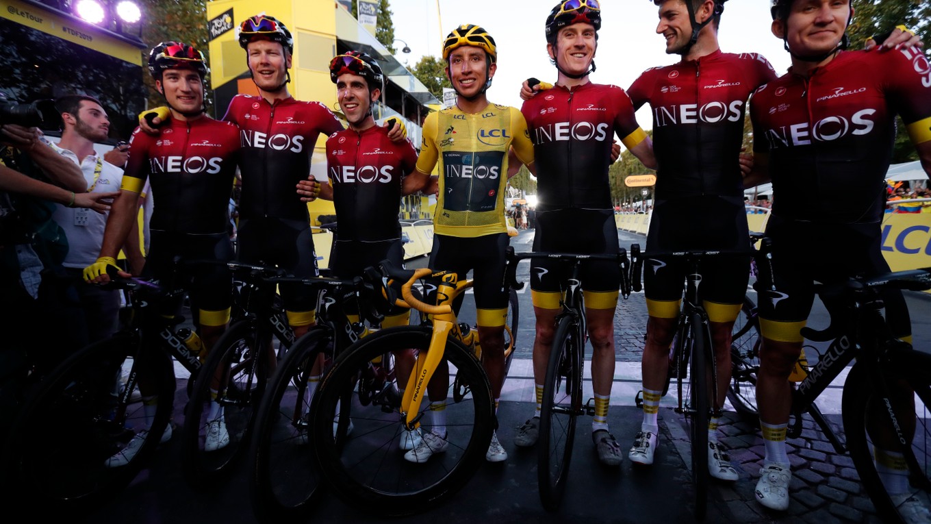 Tím Ineos v cieli poslednej etapy na Tour de France 2019.