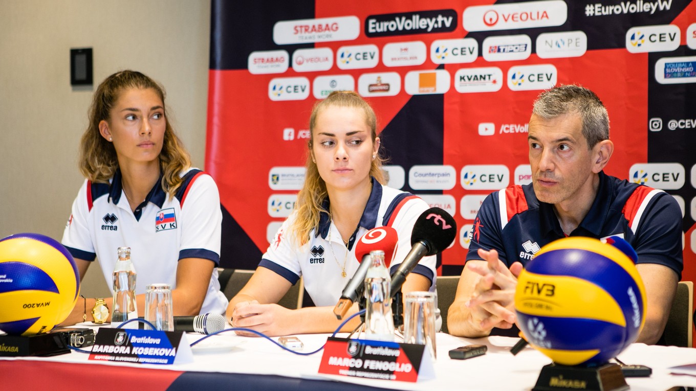Reprezentačný tréner slovenských volejbalistiek Marco Fenoglio spolu s Nikolou Radosovou (vľavo) a Barborou Kosekovou.