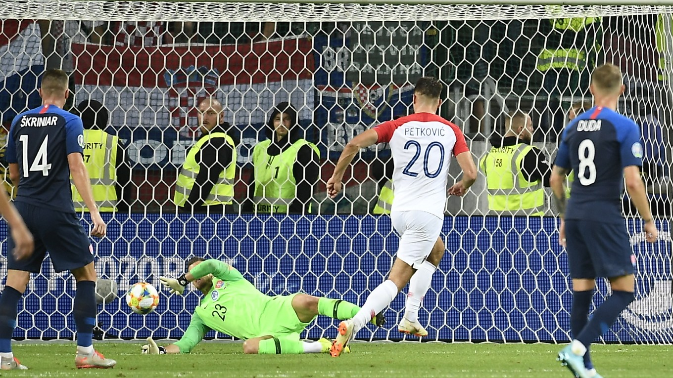 Bruno Petkovič dáva gól v zápase Slovensko - Chorvátsko v kvalifikácii EURO 2020.