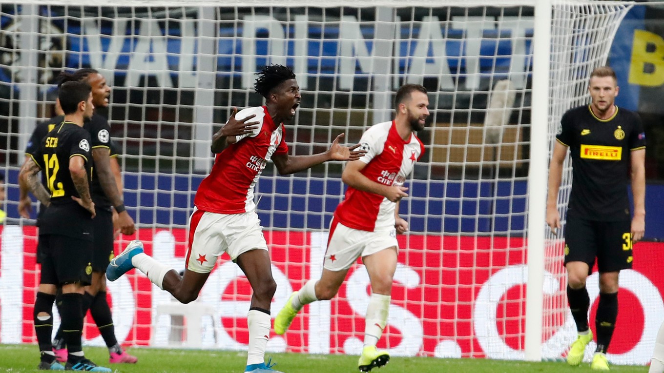 Peter Olayinka oslavuje gól v zápase skupiny F Ligy majstrov 2019/2020 Inter Miláno - Slavia Praha.