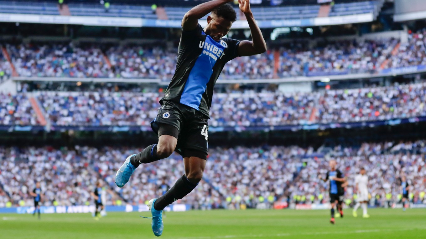 Emmanuel Dennis oslavuje druhý gól v zápase Ligy majstrov 2019/2020 Real Madrid - FC Bruggy.