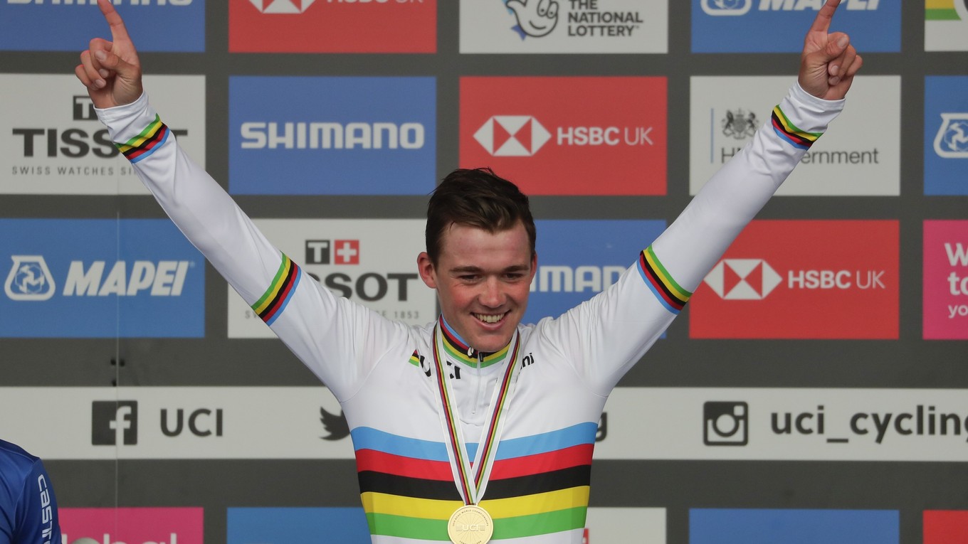 Mads Pedersen oslavuje víťazstvo v pretekoch Elite v meste Harrogate na MS v cyklistike 2019.