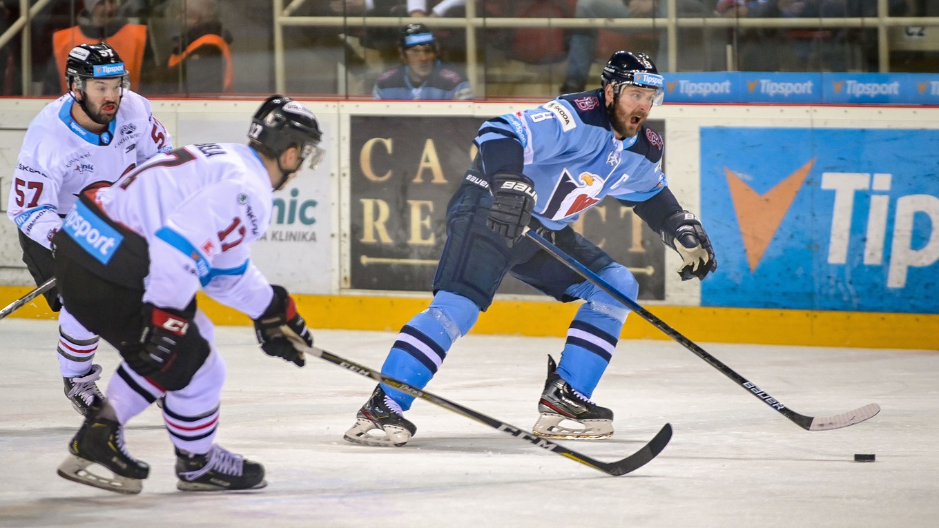 Sprava Michal Sersen (Slovan), Miloš Bubela, Cason Hohmann (obaja Banská Bystrica) počas zápasu 18. kola Tipsport Ligy HC'05 iClinic  Banská Bystrica - HC Slovan Bratislava.