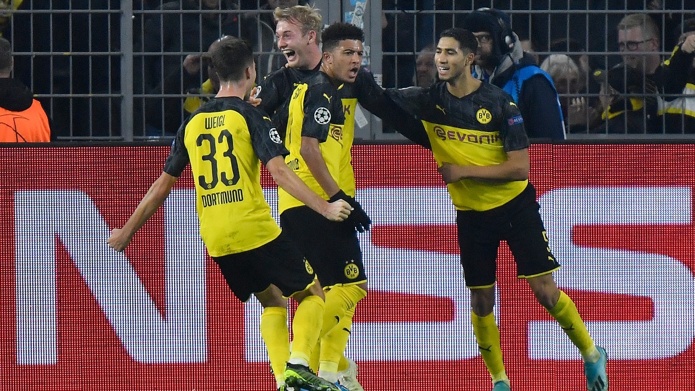 Futbalisti Borussie Dortmund oslavujú gól v zápase Ligy majstrov 2019/2020 Borussia Dortmund - Inter Miláno.