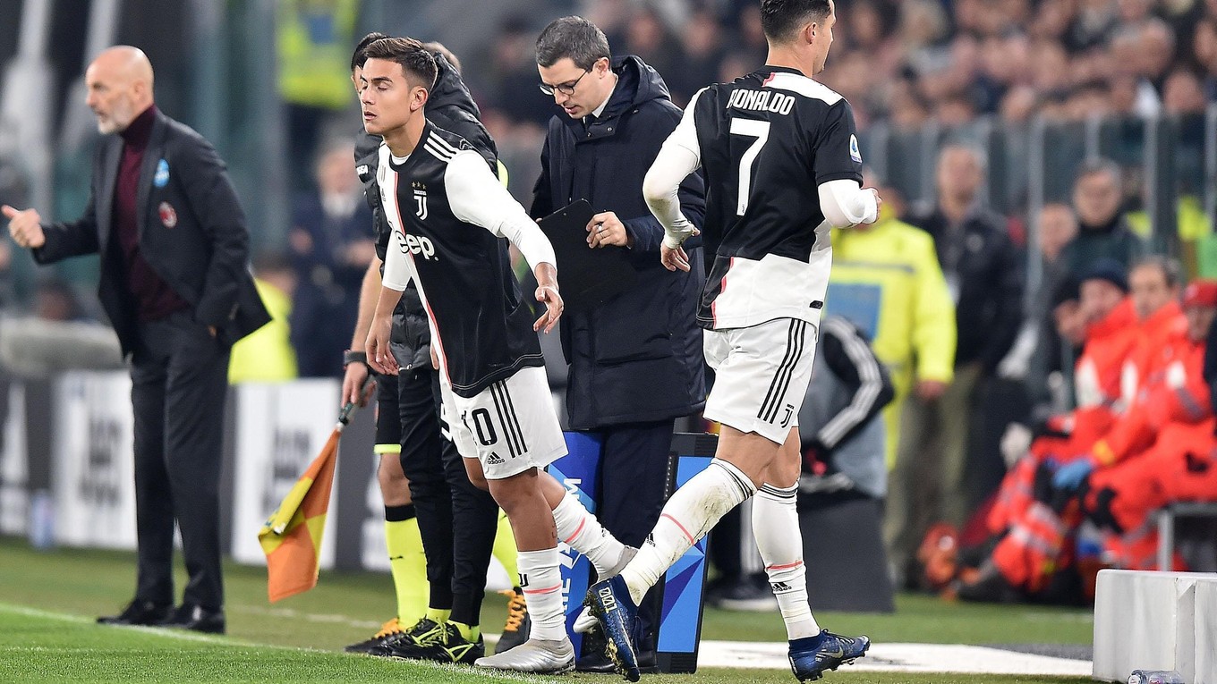 Paulo Dybala (vľavo) strieda Cristiana Ronalda v zápase Serie A 2019/2020 Juventus Turín - AC Miláno.