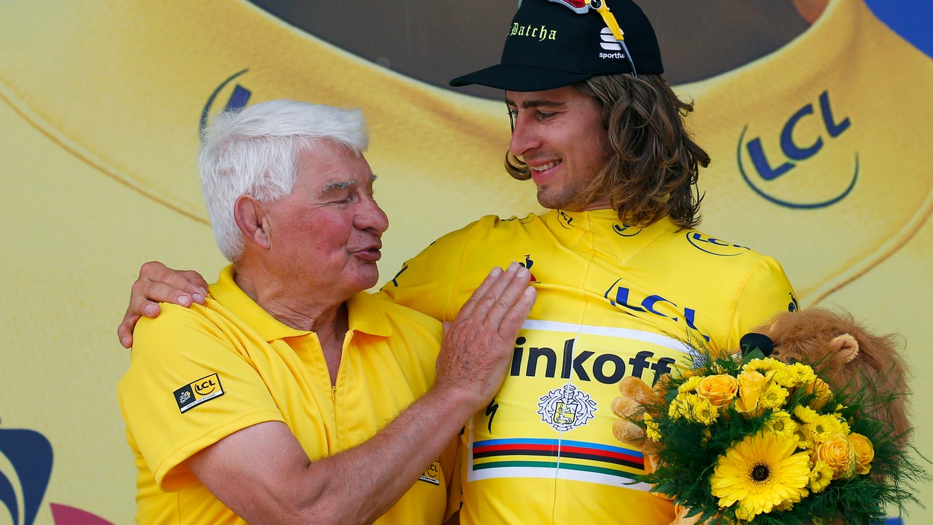 Slovenský cyklista Peter Sagan v žltom drese pre vedúceho pretekára oslavuje na pódiu s bývalým francúzskym cyklistom Ryamondom Poulidorom po štvrtej etape 103. ročníka prestížnych cyklistických pretekov Tour de France zo Saumuru do Limoges 5. júla 2016. 