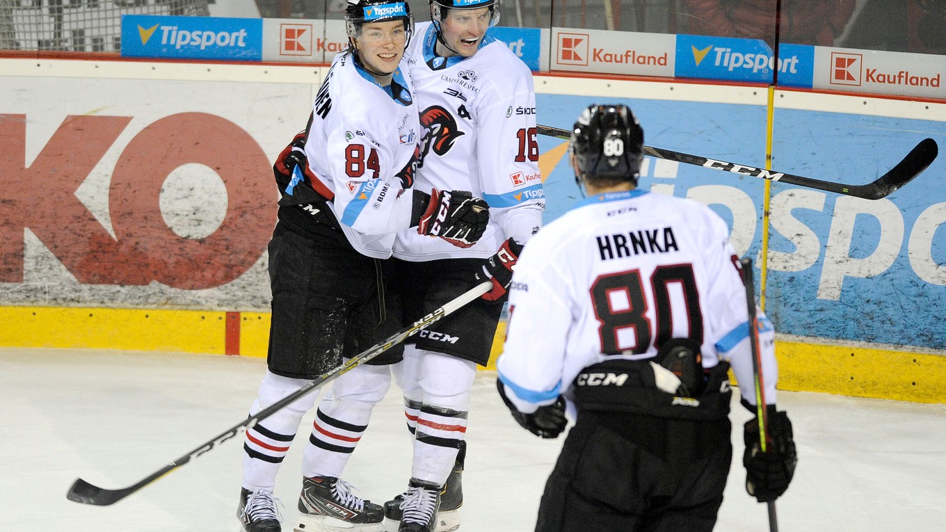 Joona Jääskeläinen, Jordan Hickmott a Tomáš Hrnka z HC ´05 iClinic Banská Bystrica sa radujú z gólu.