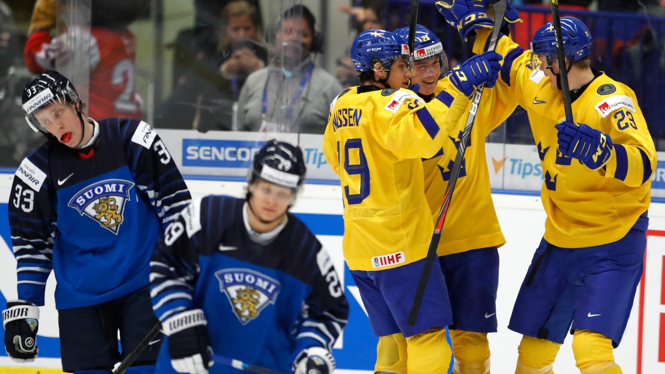 Momentka zo zápasu Švédsko - Fínsko v dueli o bronz na MS v hokeji do 20 rokov.