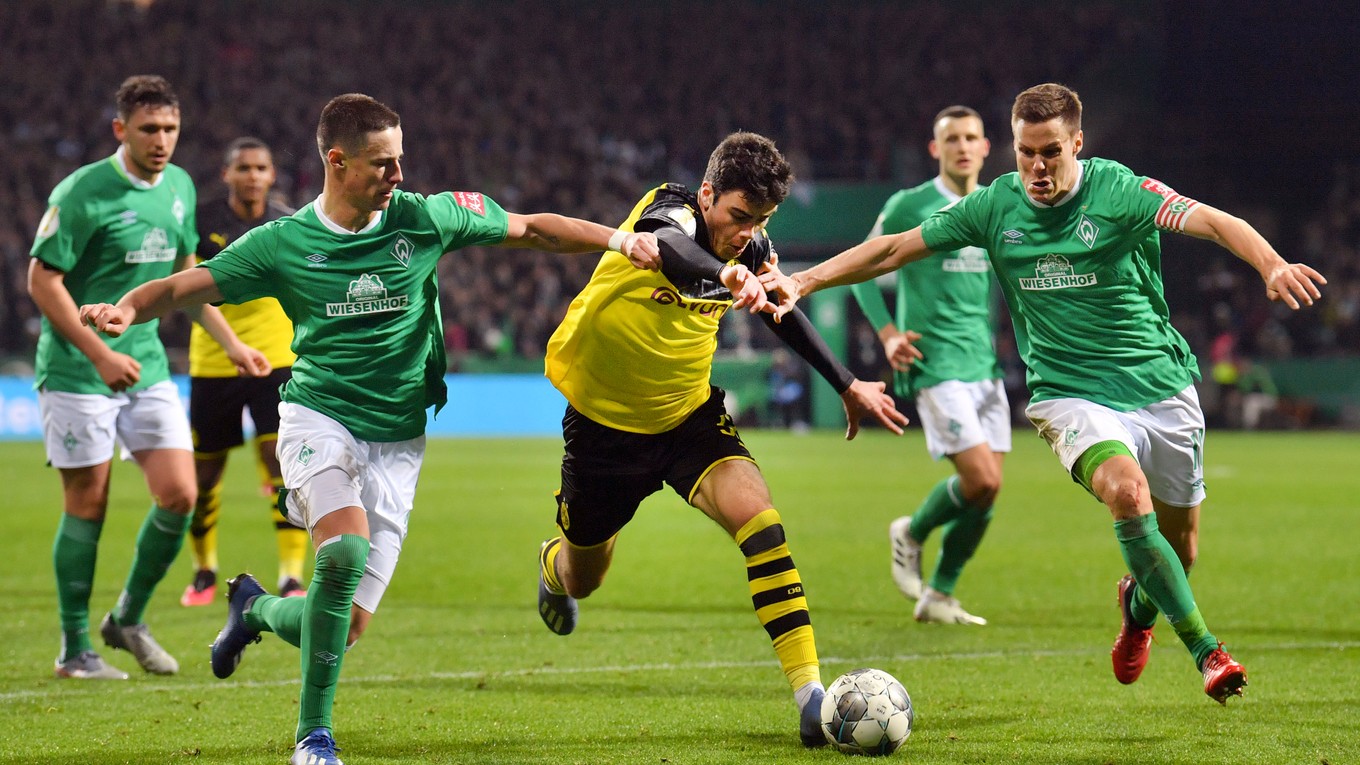 Giovanni Reyna (v strede) v zápase Werder Brémy - Borussia Dortmund.