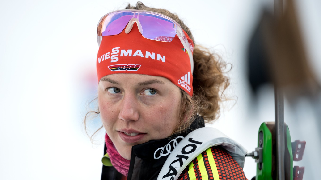 Laura Dahlmeierová sa  vracia na biatlonové súťaže ako spolukomentátorka. 